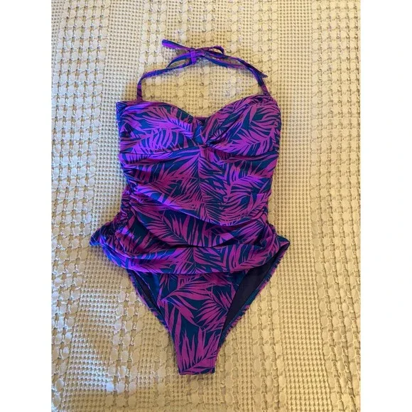 Old Navy One piece Halter Style Top Swimsuit w/ ruching on sides size Medium - Picture 6 of 6